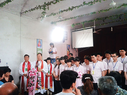 2013 年初，“全范圍教會”的信徒在參加集會。