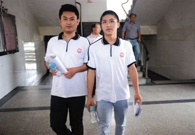 昨日下午5時,江西宜春“奪刀少年”柳艷兵和易政勇順利完成單獨(dú)高考,走出考場。