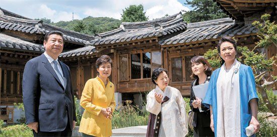 照片中左起分別是習近平、樸槿惠、家具博物館館長鄭美淑(音)、隨同翻譯、彭麗媛。