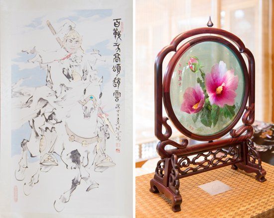 　當?shù)貢r間2014年7月4日，中國國家主席習近平向韓國總統(tǒng)樸槿惠贈送的趙云畫像（左）和木槿花玻璃工藝