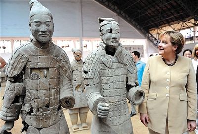 2010年7月17日，西安，默克爾參觀兵馬俑，慶祝生日。