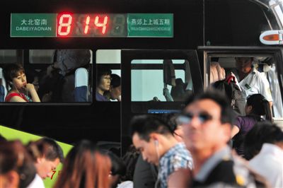 2014年5月22日,乘客在北京大北窯南乘坐開往燕郊的814路公交車。