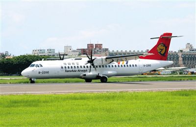 一架停在地面的臺灣復(fù)興航空ATR72型客機(jī)。昨日，一架高雄飛往馬公的復(fù)興航空ATR72-500型客機(jī)在澎湖發(fā)生緊急迫降意外，事故航班號GE222。新華社發(fā)