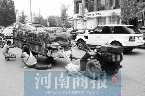兩車相蹭后，小陳與妻子慌了神
