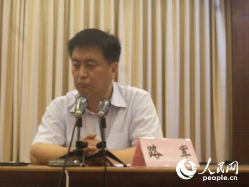 面對近百名記者，路軍當(dāng)場哭泣，現(xiàn)場集體為遇難者默哀。