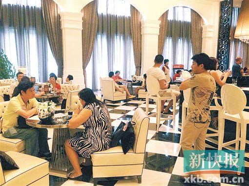 　昨天雖是工作日,但南海區(qū)某樓盤客流不少。