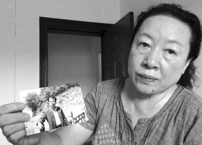 劉吉強(qiáng)的姐姐劉麗霞手持弟弟當(dāng)年的照片。劉吉強(qiáng)在給家人的書信中多次要求申冤，家人為此奔走了16年。京華