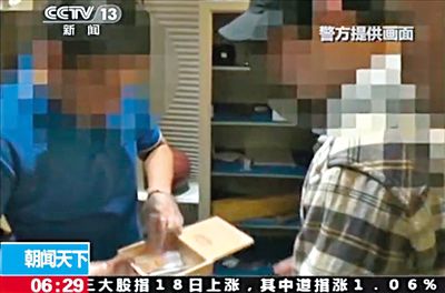 8月14日，警方從房祖名位于北京的住所搜出百余克大麻，房祖名（右）將部分毒品存放在這個(gè)木盒中。