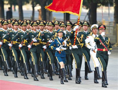 昨日，151人最大陣容的三軍儀仗隊(duì)，著新式禮賓服接受檢閱。這也是解放軍儀仗隊(duì)、軍樂團(tuán)新式禮賓服首次亮