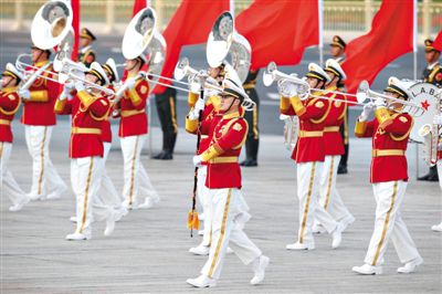昨日，紅白相配的解放軍軍樂團(tuán)行進(jìn)演奏服亮相。杜洋 攝