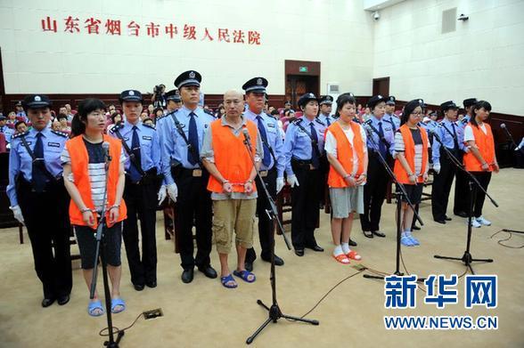 8月21日，被告人張帆、張立冬、呂迎春、張航、張巧聯(lián)到庭。法庭逐一核對被告人身份。