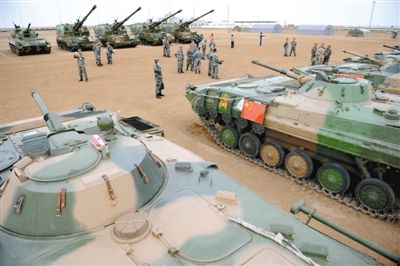 8月21日,在朱日和基地,中外參演部隊(duì)代表在裝備展覽交流活動現(xiàn)場參觀中國人民解放軍裝備。
