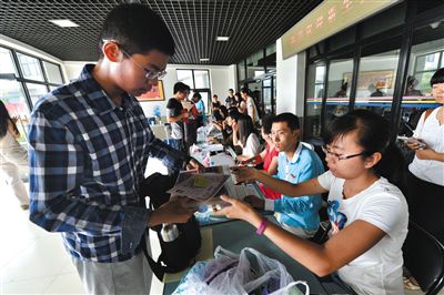8月23日，清華大學(xué)新生在辦理入學(xué)手續(xù)。