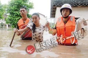長(zhǎng)壽區(qū)，消防官兵搜救被困群眾。