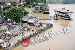 沙坪壩區(qū)磁器口，江水逼近休閑平臺(tái)。