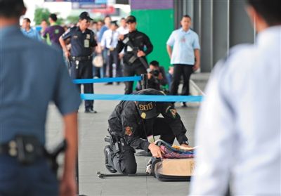 當(dāng)?shù)貢r間9月1日，菲律賓國家調(diào)查局人員在馬尼拉國際機場破獲一起可疑汽車炸彈攻擊事件，逮捕4名嫌犯。