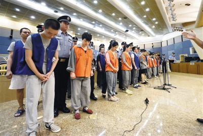 庭審現(xiàn)場。昨日，26名跨國電信詐騙嫌疑人在市一中院受審。