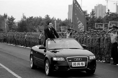 安徽新華學(xué)院院長乘敞篷車“閱兵”場面。網(wǎng)絡(luò)截圖
