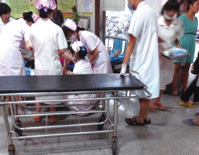9月22日，在湖南省醴陵市第二醫(yī)院，爆炸事故傷員在接受救治（手機(jī)拍攝）。新華社發(fā)