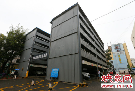 目前，市區(qū)內(nèi)的停車場(chǎng)數(shù)量還不能滿足廣大市民的需求。