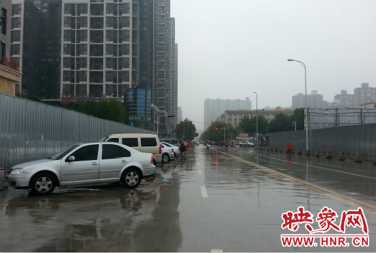 由于停車場(chǎng)分配不均，廣大私家車主選擇將車停在路邊。