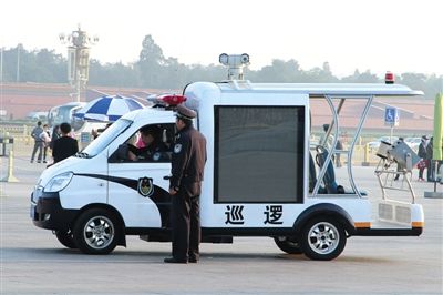 國慶節(jié)將至，昨日，天安門廣場增設(shè)新型巡邏車。該車配有遠(yuǎn)射燈、顯示大屏、車頂攝像頭等設(shè)備。圖/CFP