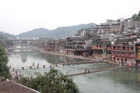 鳳凰古城以被吐槽七次高居最想吐槽榜榜首，而這七次吐槽全部來自在鳳凰古城隨機(jī)采訪的10名游客中。