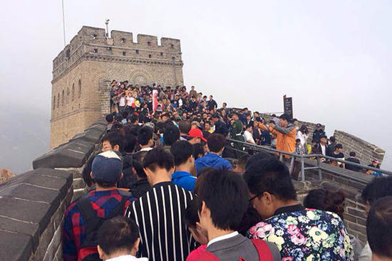 北京八達嶺長城，游客在長城上艱難移動。