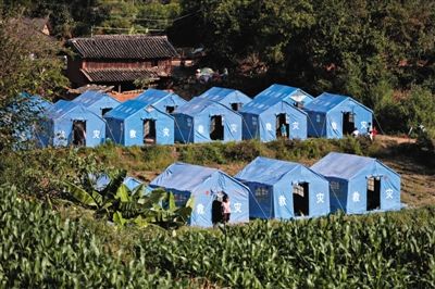 　昨日，云南省景谷縣永平鎮(zhèn)芒費(fèi)村地震中70受損戶，部分村民安置在帳篷里。
