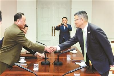 10月15日，韓國(guó)國(guó)防部國(guó)防政策室室長(zhǎng)柳濟(jì)升和朝鮮人民武裝力量部偵查總局局長(zhǎng)金英哲分別率團(tuán)出席板門店