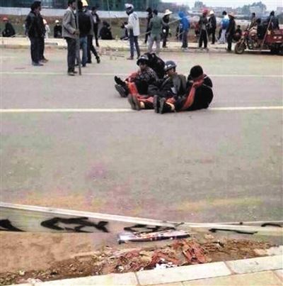 14日，沖突現(xiàn)場(chǎng)，幾名頭戴鋼盔的人被捆綁著。圖/東方IC