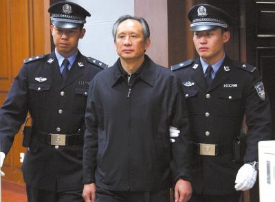 昨天，被告人張曙光在法庭上聽(tīng)取宣判。新華社發(fā)