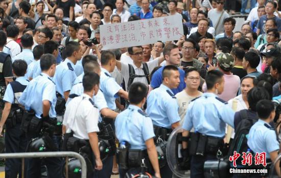 10月22日，有反對(duì)“占中”的市民前往旺角的非法占領(lǐng)區(qū)展示橫額，支持香港警隊(duì)。中新社發(fā) 譚達(dá)明 攝