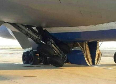 圖說：波音747貨機(jī)起落架發(fā)生故障。圖片來源：新浪微博網(wǎng)友圖（請私信“新民晚報新民網(wǎng)”以奉稿酬）