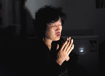 昨日,呼格吉勒圖的媽媽尚愛云在內(nèi)蒙古呼市家中講述這些年來的上訪經(jīng)歷。本版圖片/新京報記者 郭鐵流