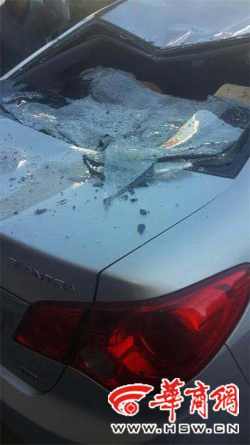 事發(fā)現(xiàn)場(chǎng)一輛伊蘭特轎車(chē)后擋風(fēng)玻璃破碎，車(chē)頂被砸出坑。記者 祁銘 攝