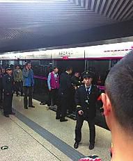 昨日18時57分，北京地鐵5號線惠新西街南口一女子遭遇不幸。昨晚9時記者在中日友好醫(yī)院發(fā)現(xiàn)女子已不幸身亡，女子遇險是被夾在安全門和地鐵門中間，列車啟動后掉下站臺。