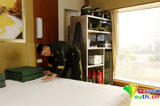 　11月7日，一名武警官兵在APEC駐地中國大飯店的房間內(nèi)整理內(nèi)務(wù)。