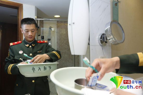 駐守APEC駐地中國大飯店的武警官兵將自己平時(shí)使用的臉盆、毛巾等帶到酒店房間。