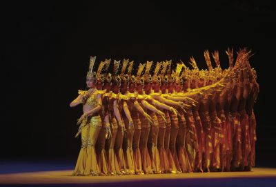 在歡迎晚宴上，上演經(jīng)典節(jié)目千手觀音。新華社發(fā)