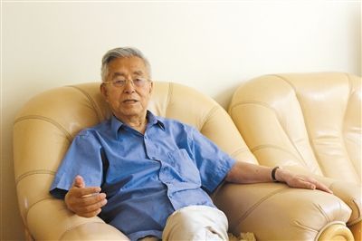楊維駿 歷任云南省政協(xié)副主席等職。89歲高齡的楊維駿為12名失地農(nóng)民代表開(kāi)道，到云南省政協(xié)反映問(wèn)題。
