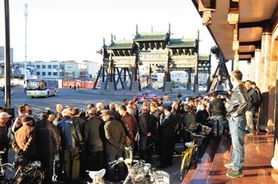 11月3日，大同市四牌樓附近，耿彥波“粉絲團(tuán)”在聚眾討論。
