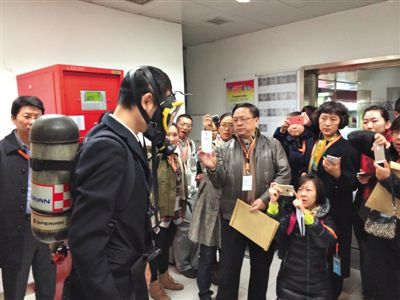 昨天，地鐵4號(hào)線北京南站站，地鐵工作人員為人大代表演示應(yīng)急氧氣瓶佩戴方式。新京報(bào)記者