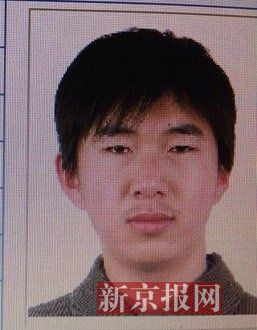 犯罪嫌疑人李小龍，27歲，唐山樂(lè)亭人。村干部說(shuō)李小龍經(jīng)常把自己關(guān)在家里