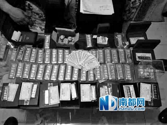 　馬超群家中金條清點(diǎn)現(xiàn)場(chǎng)。
