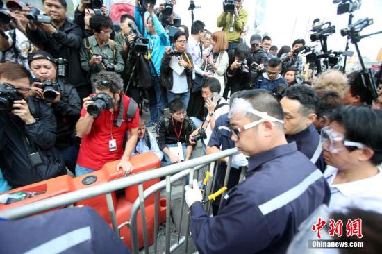 11月18日上午，香港法庭頒令執(zhí)達(dá)主任展開清除在金鐘中信大廈外的障礙物，先后清理了龍匯道上的鐵馬，警