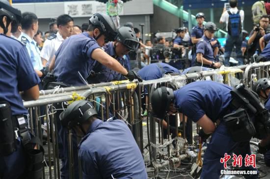 11月26日，香港法庭執(zhí)達主任在旺角彌敦道執(zhí)行禁制令，清除非法障礙物，后因受阻而要求警方協(xié)助執(zhí)行。