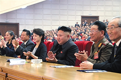 　5月19日，金正恩和夫人李雪主觀看演出，金與正（左一）坐在金正恩右邊第三個(gè)位置。