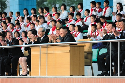 5月2日，金正恩與金與正（前排左二）一起觀看比賽。