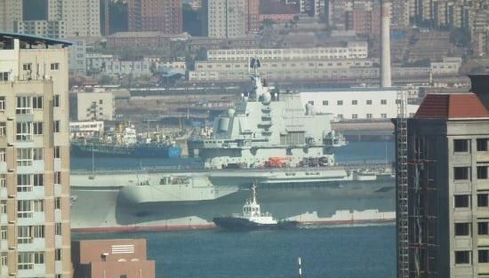 青島軍港周?chē)邩橇至?，一睹遼寧號(hào)真容只需要一個(gè)好天氣（資料圖片）